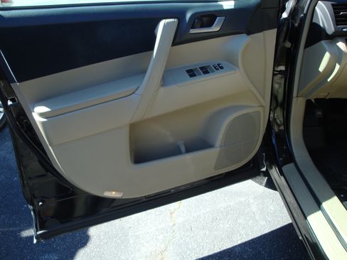 Used 2012 Toyota Highlander Limited w/ Tech Pkg image 5