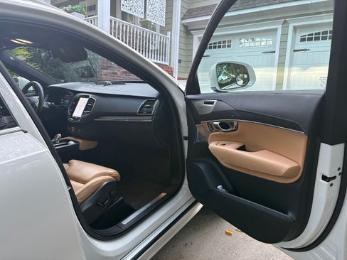 Used 2023 Volvo XC90 T8 Ultimate w/ Lounge Package image 21