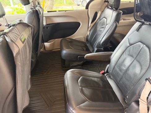 Used 2017 Chrysler Pacifica Touring-L image 13