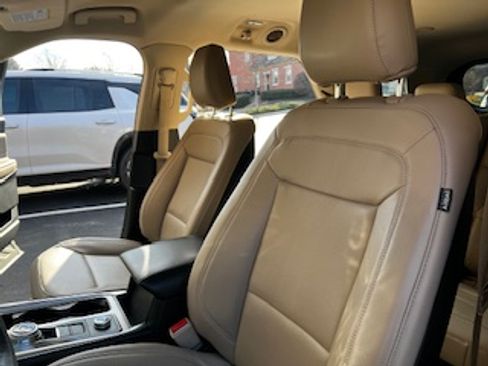 Used 2020 Ford Explorer XLT w/ Equipment Group 202A image 8