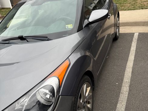 Used 2017 Hyundai Veloster image 2