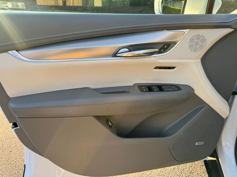 Used 2017 Cadillac XT5 Luxury w/ Driver Awareness Package image 18