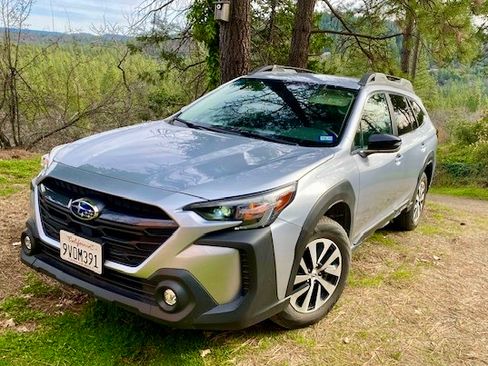 Used 2025 Subaru Outback Premium image 9