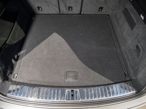 Used 2020 Porsche Cayenne Sport Utility 4D image 29