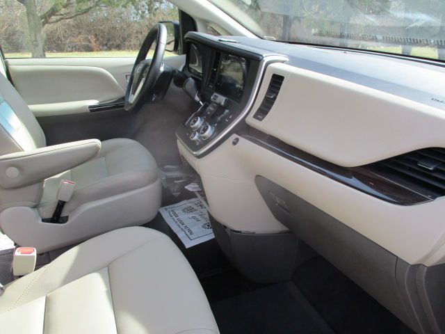 Used 2015 Toyota Sienna XLE FWD image 21