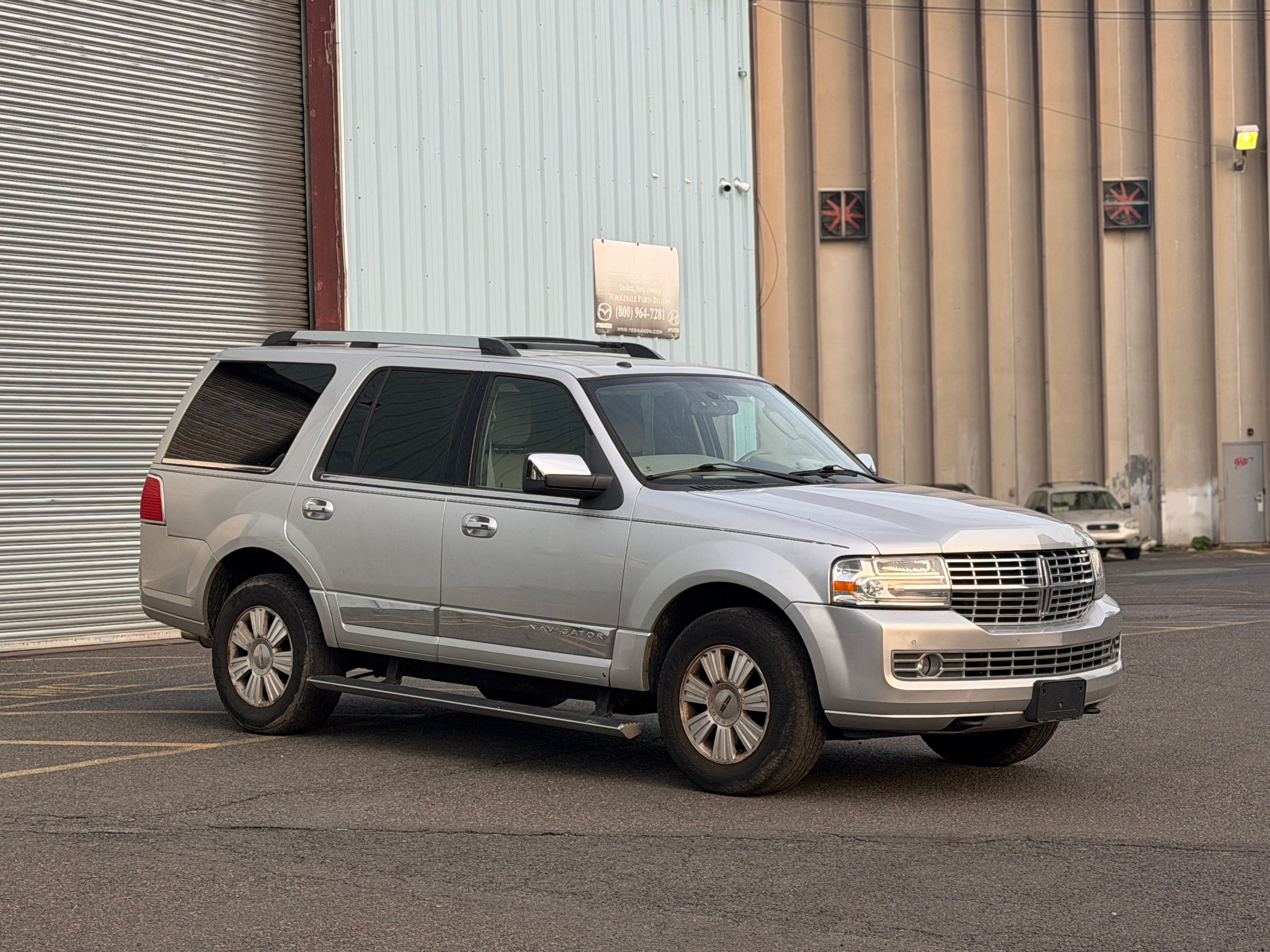 Used 2010 Lincoln Navigator 4WD image 4