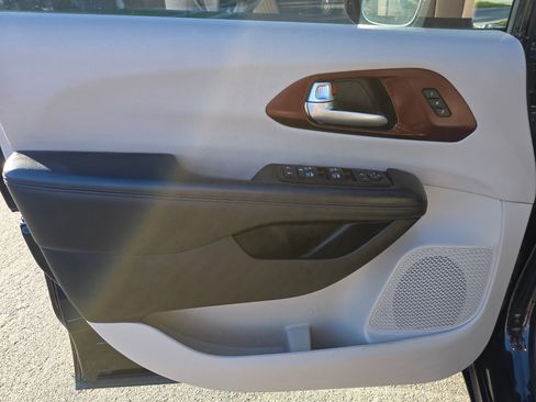 Used 2017 Chrysler Pacifica Limited w/ UConnect Theater Package image 9