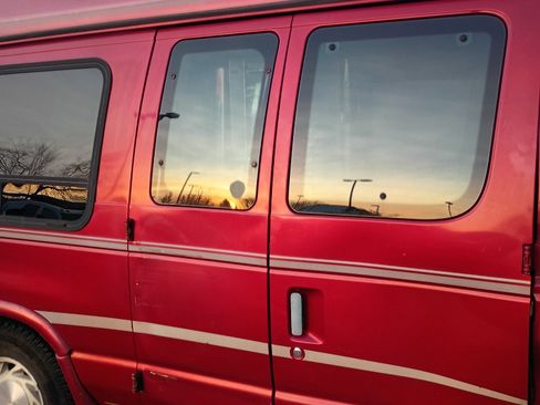 Used 1999 Ford E-150 and Econoline 150 image 2