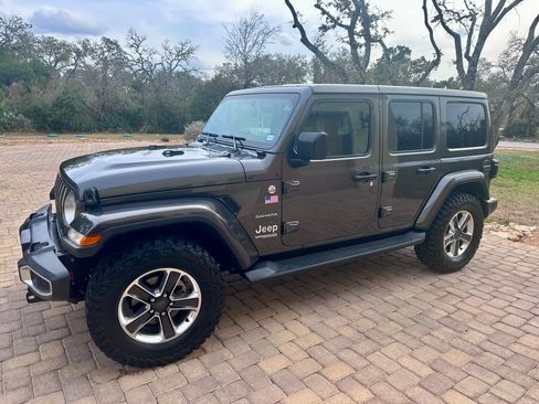 Used 2019 Jeep Wrangler Unlimited Sahara image 2