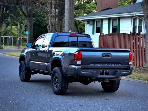 Used 2019 Toyota Tacoma TRD Off-Road AWD/4WD image 10