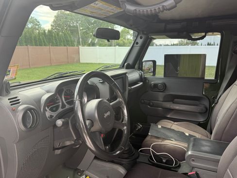 Used 2007 Jeep Wrangler Unlimited Rubicon w/ Dual Top Group AWD/4WD image 9