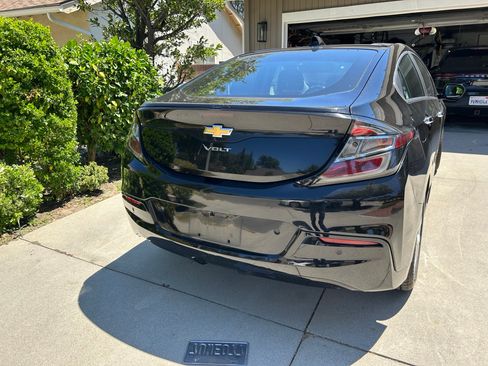 Used 2017 Chevrolet Volt Premier w/ Driver Confidence II Package FWD image 4