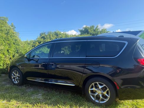 Used 2018 Chrysler Pacifica Limited w/ Advanced Safetytec Group FWD image 1