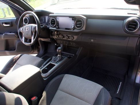 Used 2020 Toyota Tacoma TRD Off-Road AWD/4WD image 21
