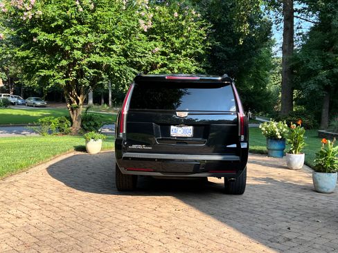 Used 2019 Cadillac Escalade Premium Luxury w/ Escalade Sport Edition AWD/4WD image 8