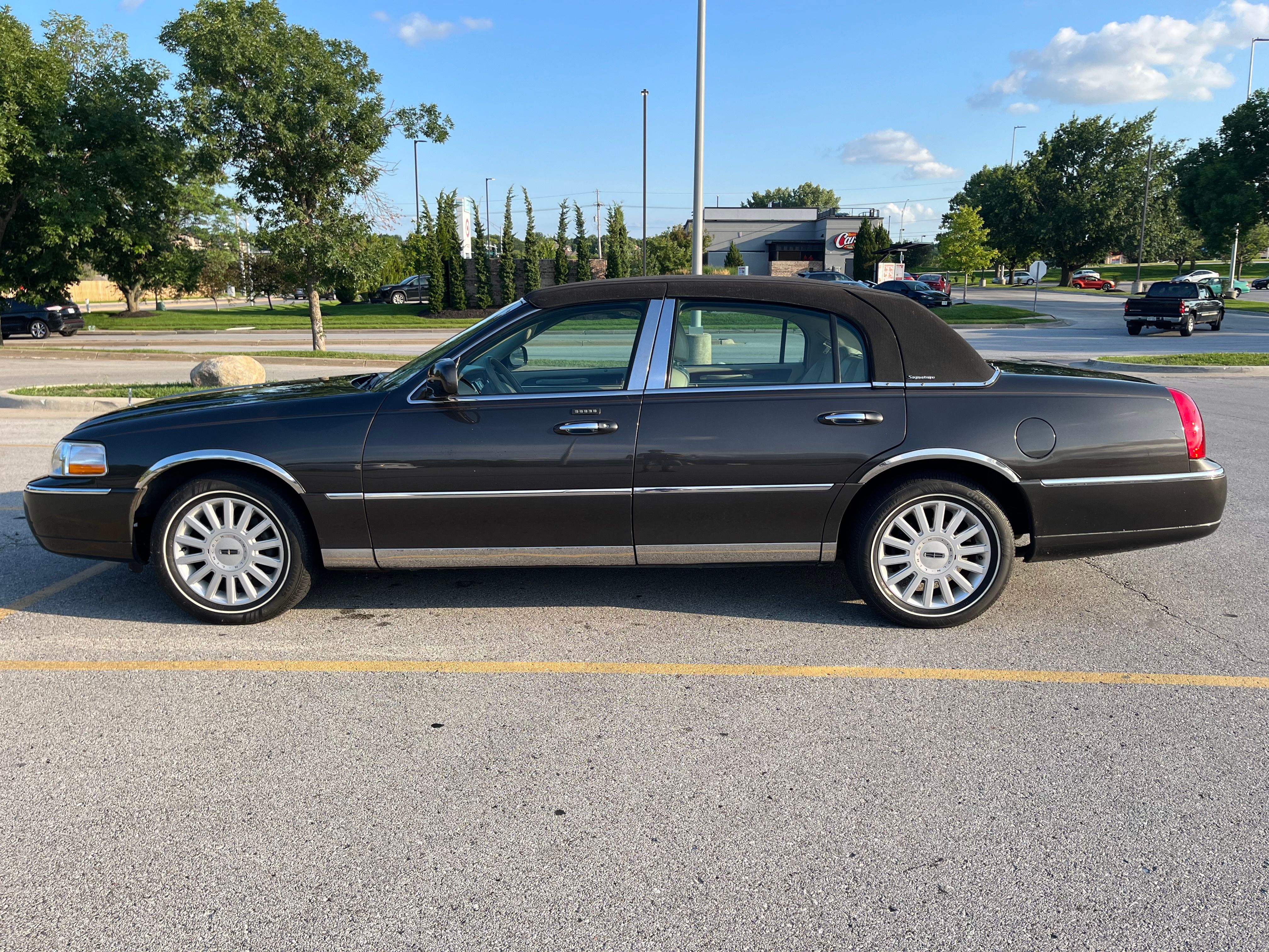 Used 2005 Lincoln Town Car Signature RWD image 2