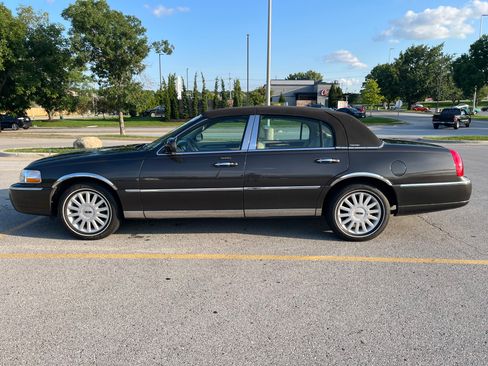 Used 2005 Lincoln Town Car Signature RWD image 2