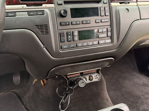 Used 2011 Lincoln Town Car Signature Limited image 12