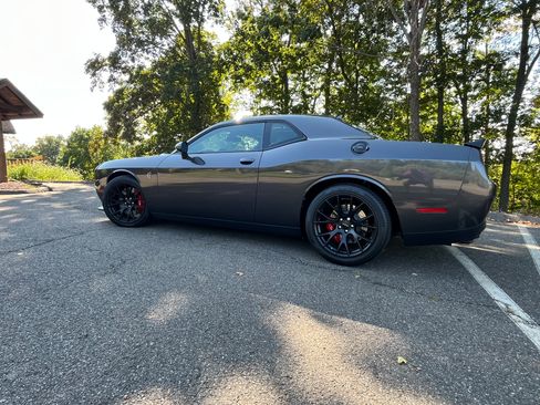 Used 2016 Dodge Challenger SRT Hellcat RWD image 4