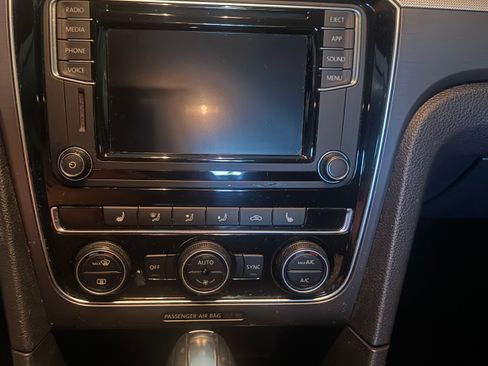 Used 2018 Volkswagen Passat 2.0T R-Line image 16