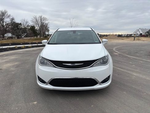 Used 2020 Chrysler Pacifica Touring image 2