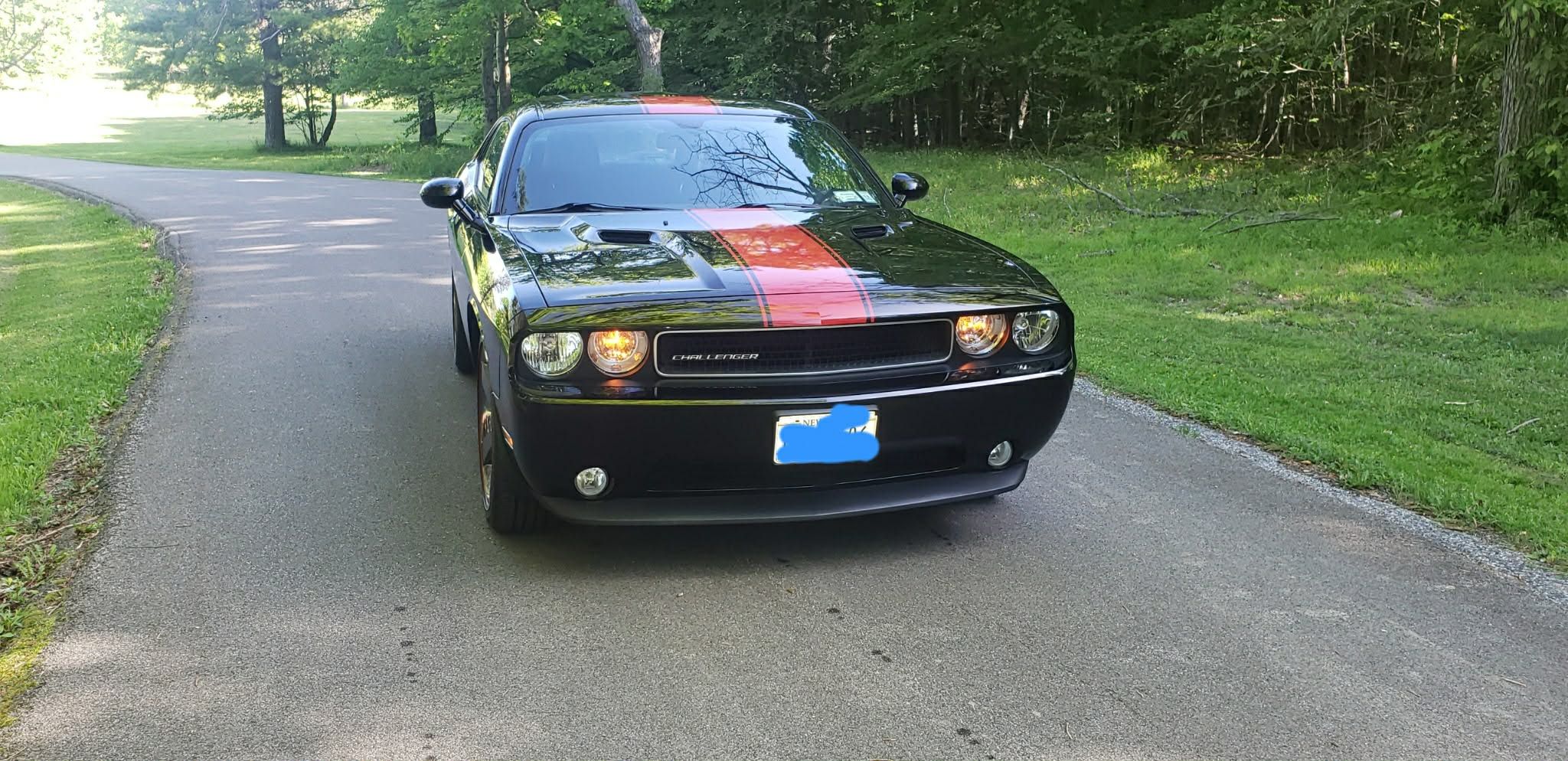 Used 2013 Dodge Challenger SXT RWD image 1