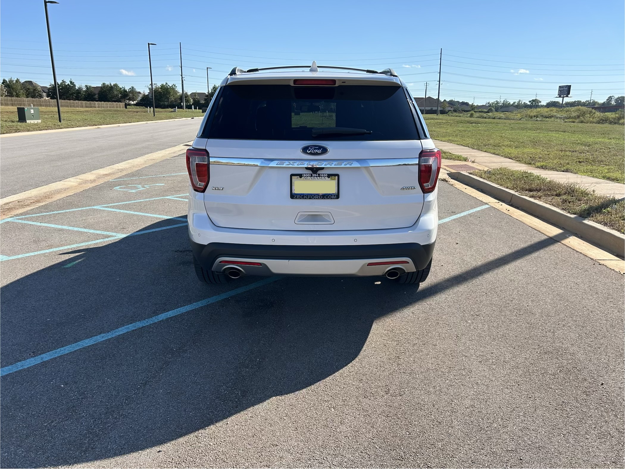 Used 2017 Ford Explorer XLT w/ Equipment Group 202A AWD/4WD image 4