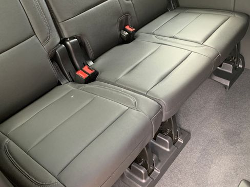 Used 2023 Chevrolet Suburban LT image 9