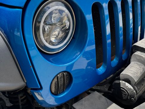 Used 2015 Jeep Wrangler Unlimited Rubicon w/ Connectivity Group AWD/4WD image 5