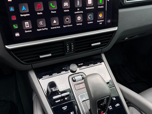 Used 2022 Porsche Cayenne E-Hybrid image 8