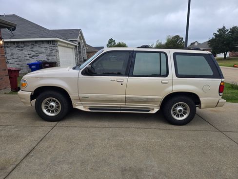Used 1996 Ford Explorer 2WD 4-Door image 2