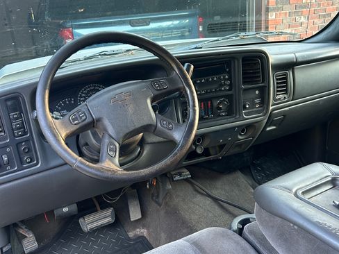 Used 2006 Chevrolet Silverado 2500 LT w/ Snow Plow Prep Package AWD/4WD image 15