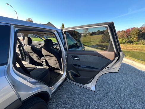 Used 2021 Nissan Rogue SV image 13