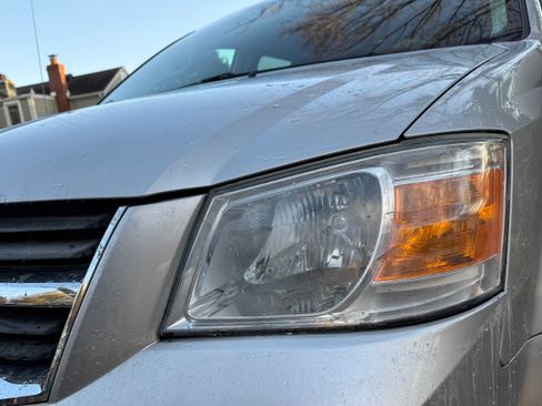 Used 2010 Dodge Grand Caravan SXT image 4