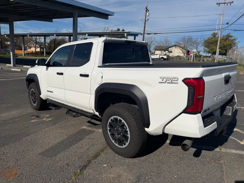 Used 2024 Toyota Tacoma TRD Off-Road image 8