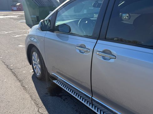 Used 2017 Toyota Sienna XLE Premium image 11