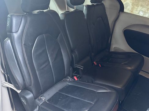 Used 2017 Chrysler Pacifica Touring-L image 8