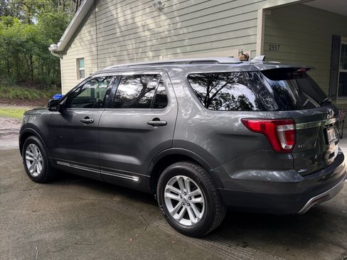 Used 2017 Ford Explorer XLT w/ Equipment Group 202A FWD image 1