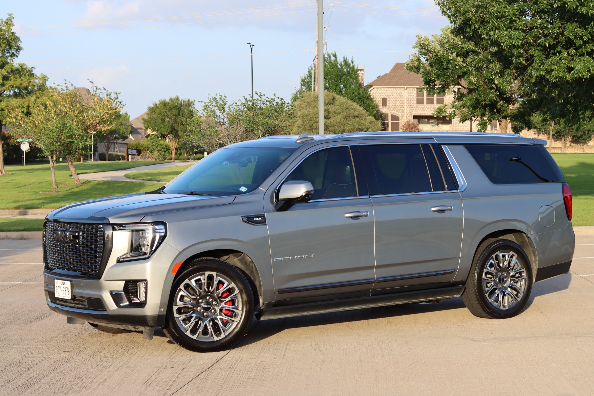 Used 2023 GMC Yukon XL Denali Ultimate w/ LPO, Floor Liner Package AWD/4WD image 1