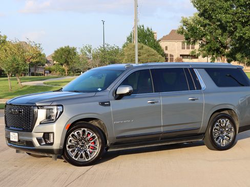 Used 2023 GMC Yukon XL Denali Ultimate w/ LPO, Floor Liner Package AWD/4WD image 1