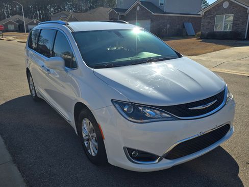 Used 2018 Chrysler Pacifica Touring-L image 4