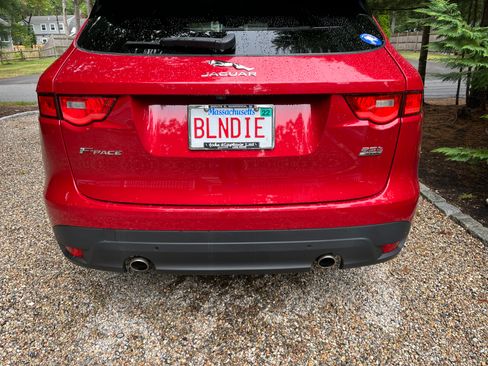 Used 2019 Jaguar F-PACE Premium image 2