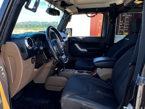 Used 2016 Jeep Wrangler Sahara w/ Connectivity Group AWD/4WD image 27