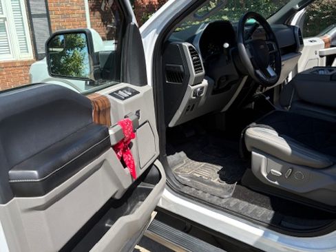 Used 2018 Ford F150 Lariat image 9