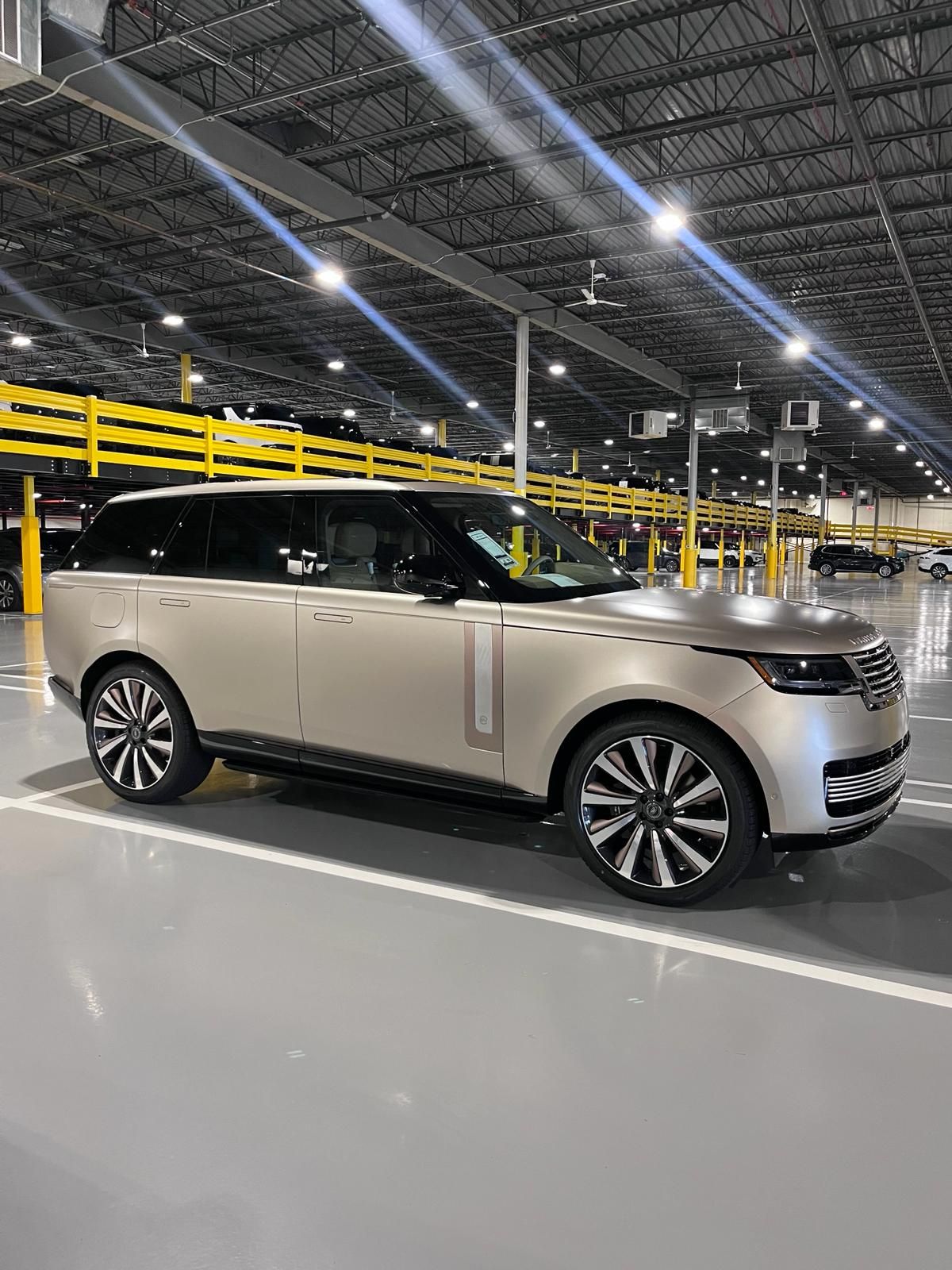 Used 2024 Land Rover Range Rover SV AWD/4WD image 1
