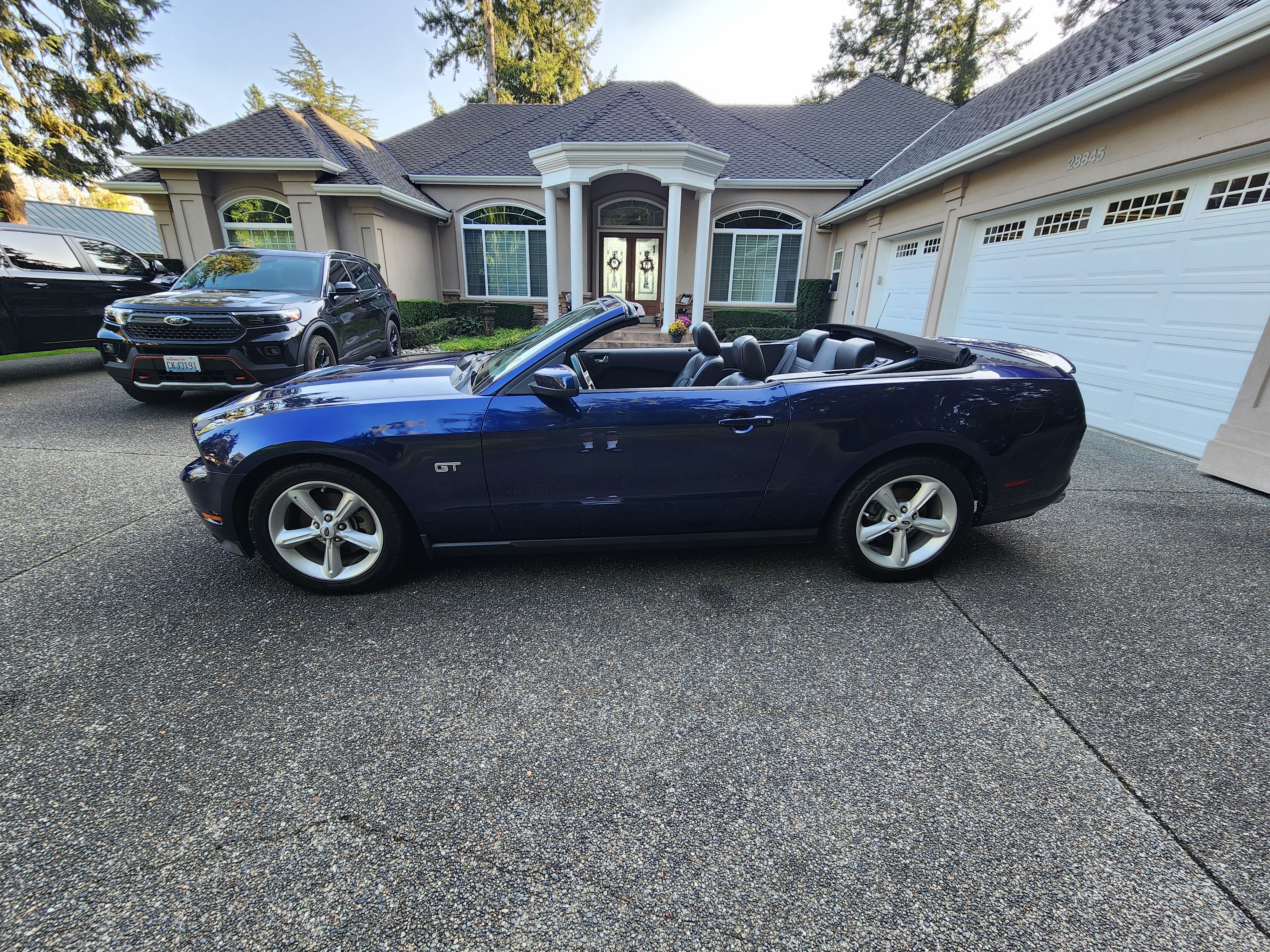 Used 2010 Ford Mustang GT RWD image 2