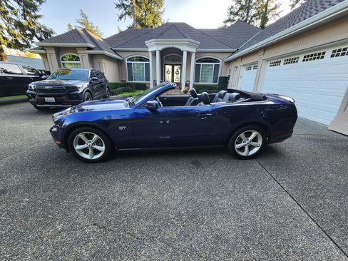 Used 2010 Ford Mustang GT RWD image 2