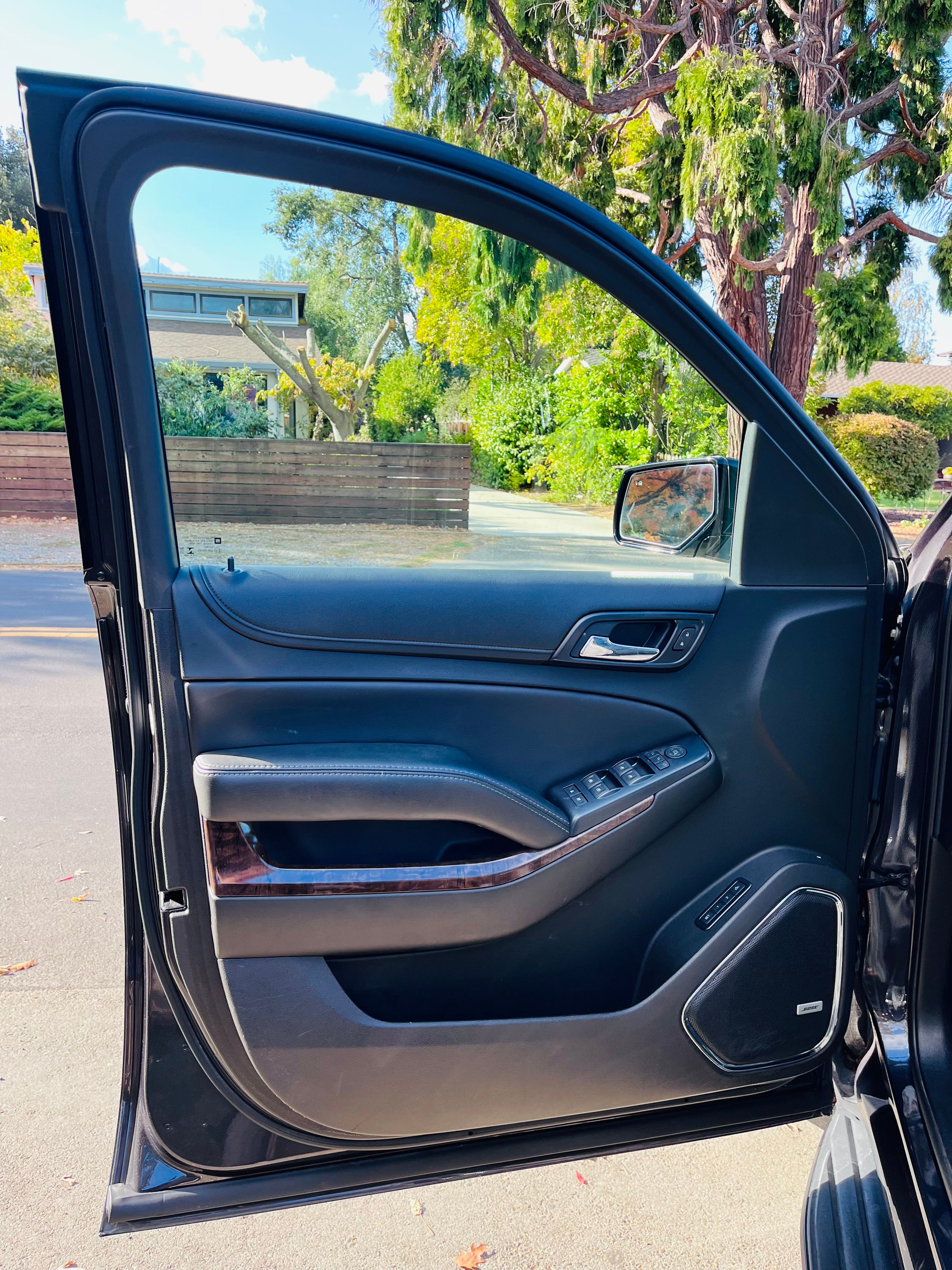 Used 2018 Chevrolet Suburban LT w/ Luxury Package AWD/4WD image 8