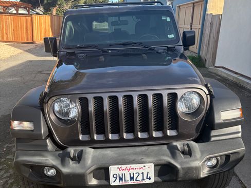 Used 2018 Jeep Wrangler Sport image 4