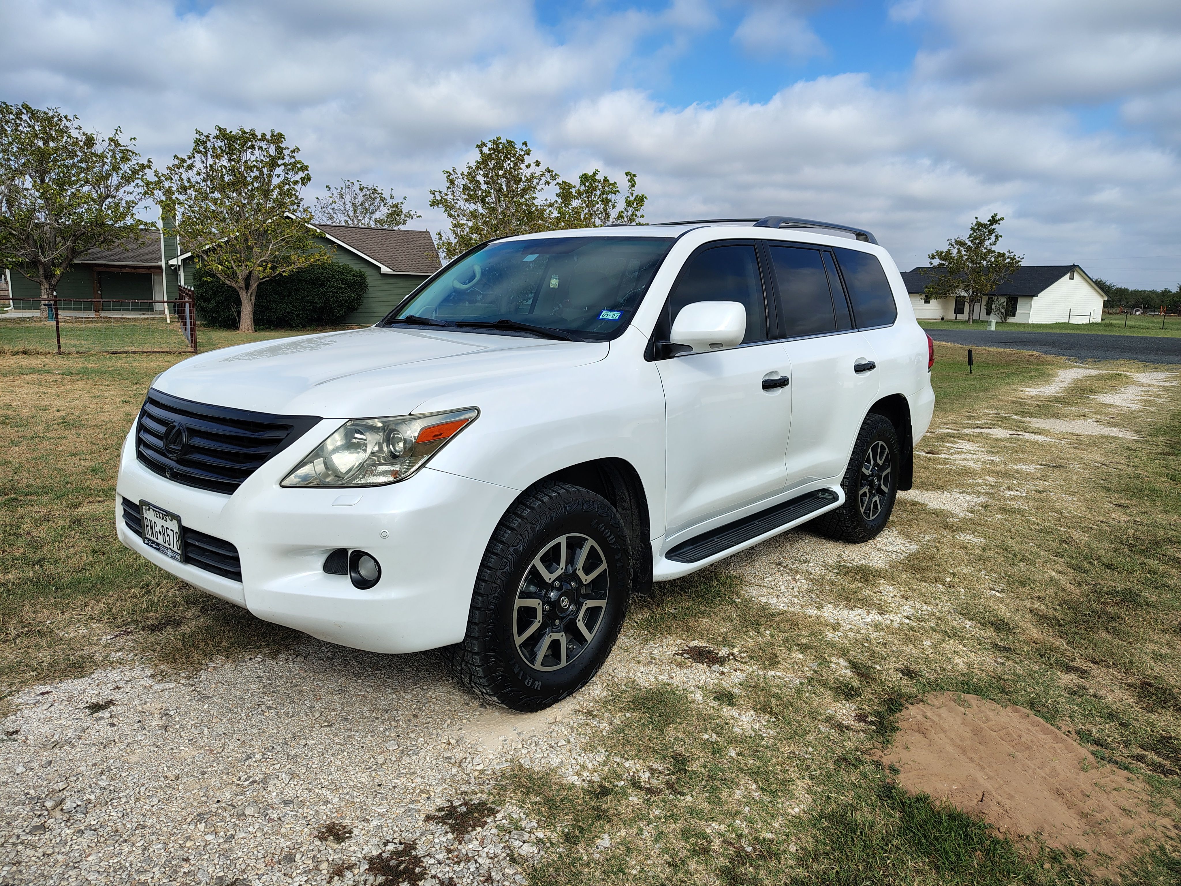 Used 2010 Lexus LX 570 4WD image 1